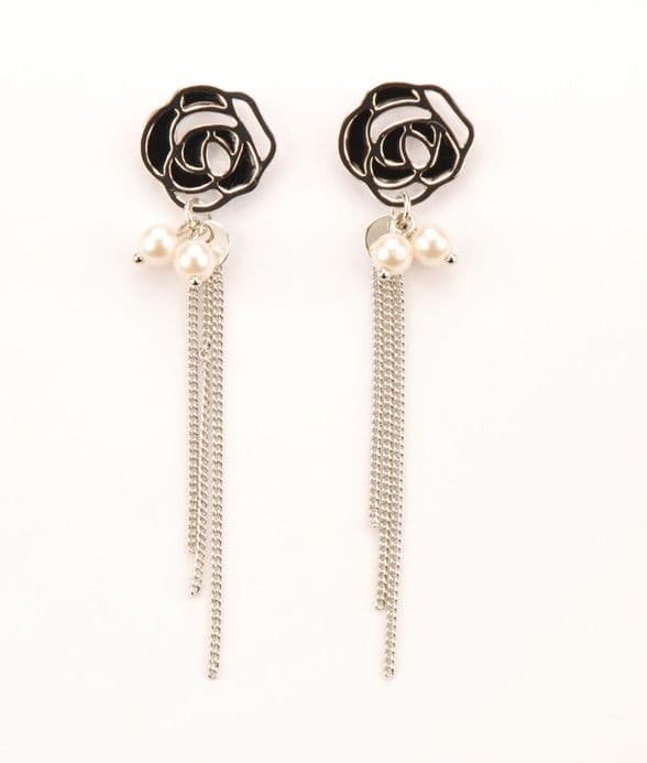 E110220
Contrasting black, silver and pearl flower stud earrings.