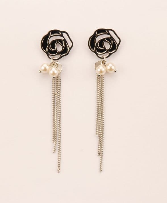 E110220
Contrasting black, silver and pearl flower stud earrings.