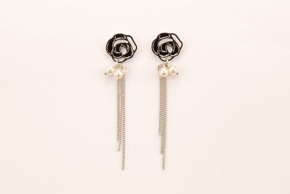 E110220
Contrasting black, silver and pearl flower stud earrings.