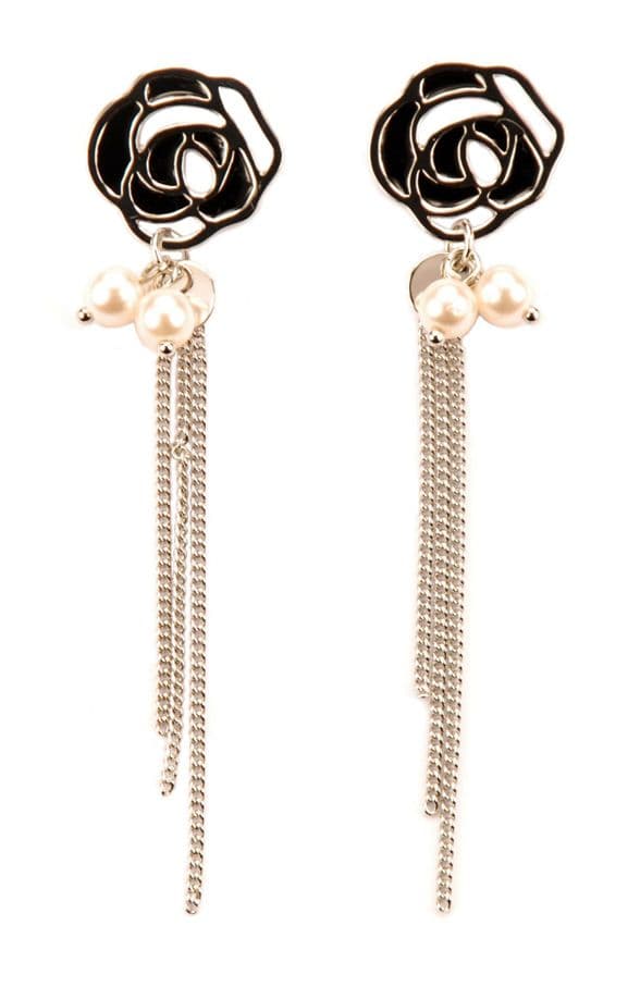 E110220
Contrasting black, silver and pearl flower stud earrings.