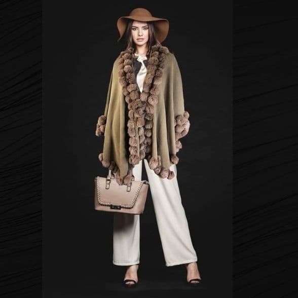 PIA ROSSSINI ALICE WRAP SILVER GREY
pia rossini clothing
ALICE WRAP SILVER GREY
Luxurious Warm Knitted Wrap with Feminine Fluted Edge Detail
