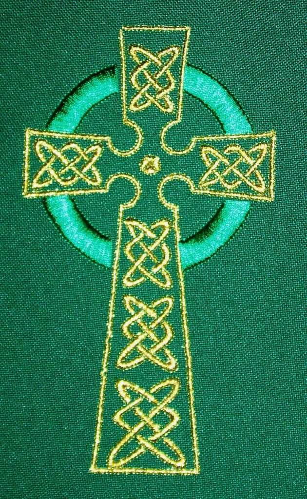 Seasonal Celtic Cross (090)