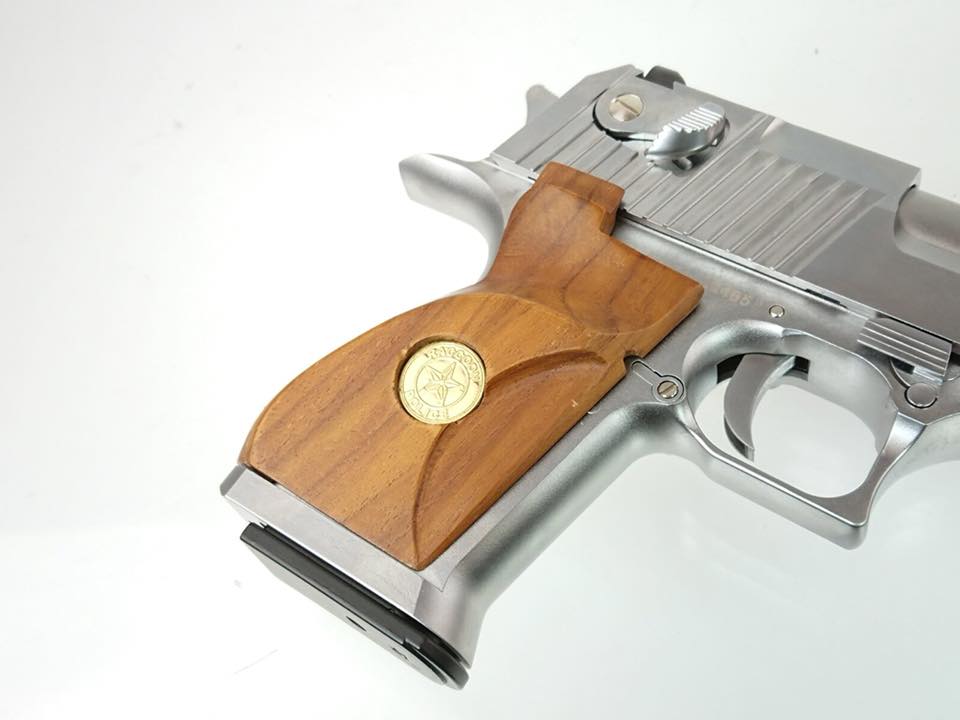 Backorder Kimpoi BioH Wood grip (Gold coin ver) for Marui DE