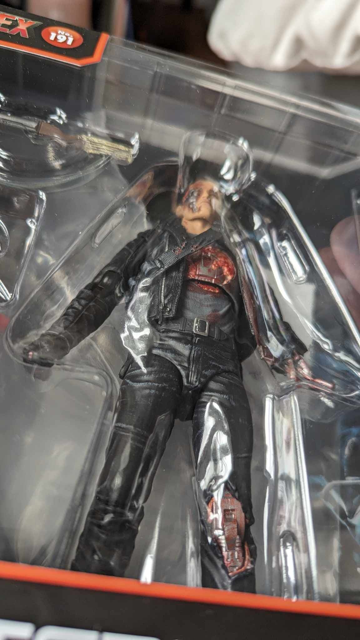 MAFEX マフェックス No.191 T-800 BATTLE DAMAGE MAFEX No. 191 Battle Damaged Terminator T-800 Figure