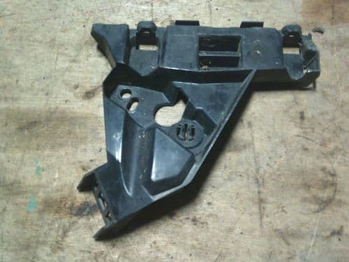 ASTRA J GTC VXR GENUINE GM N/S PLASTIC FRONT WING / BUMPER SUPPORT BRACKET.