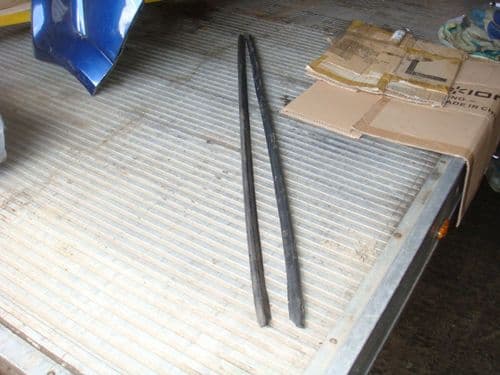 ASTRA MK4 3DR SIDE SKIRT RUBBER SEAL (passenger side)