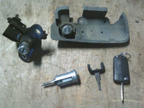 ASTRA MK4 HATCHBACK FULL LOCKSET & 2x KEYS