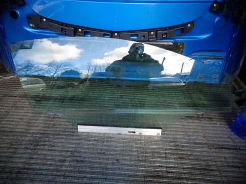 ASTRA MK5 VXR 3-DOOR DRIVERS DOOR TINTED GLASS PANEL