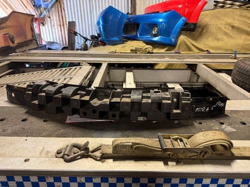 ASTRA MK5 VXR GENUINE GM FRONT BUMPER CRASH BAR & PLASTIC SUPPORT IN BLACK