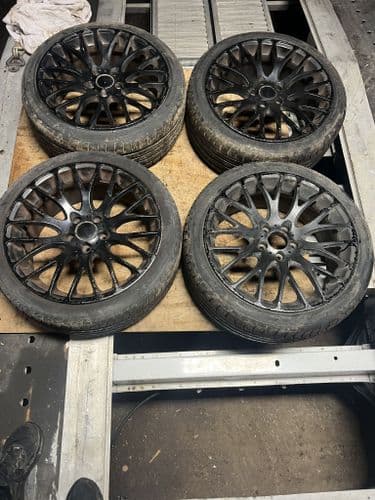 CRUZE 18" ALLOYS IN BLACK WITH TYRES