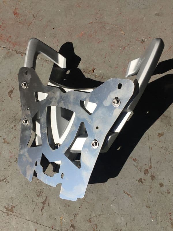 Adaptor plate to allow a twin cam vario topbox & mounting plate to suit a 2006 single cam GS