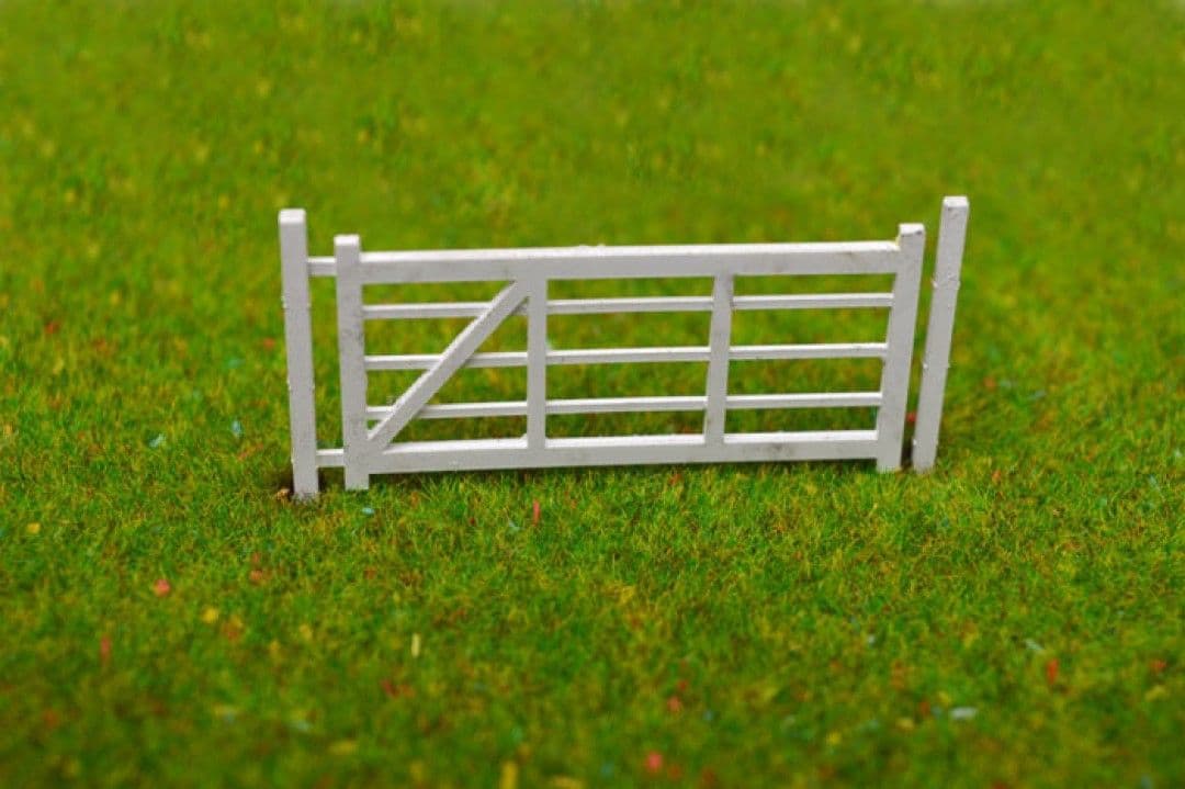 thumbnail image 2 of Laser Cut 5ft GWR Fence Posts OO Gauge Model Railway, 1:76 Scale LX065-OO Unassembled Kit 2 of 5