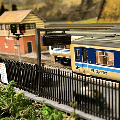 AX014-OO Next Train Indicators/Displays & Platform Clocks OO/4mm/1:76