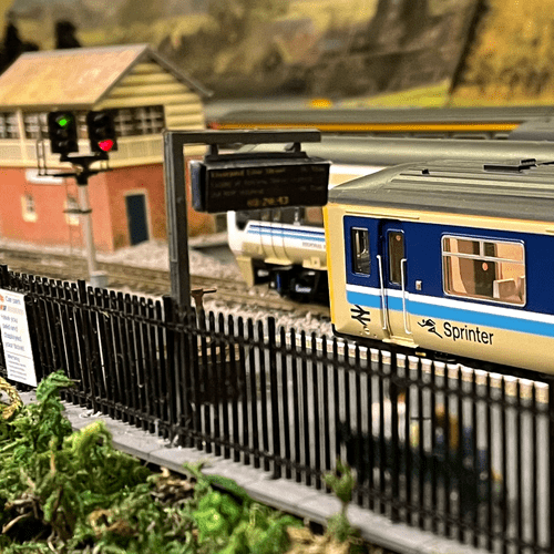 AX014-OO Next Train Indicators/Displays & Platform Clocks OO/4mm/1:76