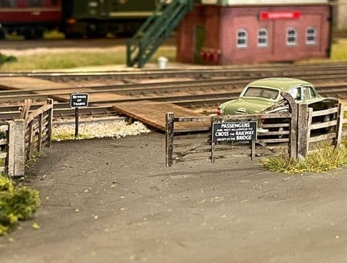 LX002-OO Laser Cut Arch Top Five Bar Gates & Posts (Pack Of 3) OO/4mm/1:76