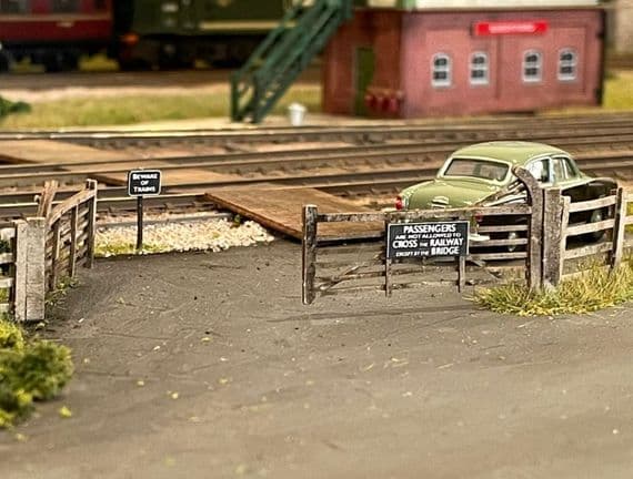 LX002-OO Laser Cut Arch Top Five Bar Gates & Posts (Pack Of 3) OO/4mm/1:76