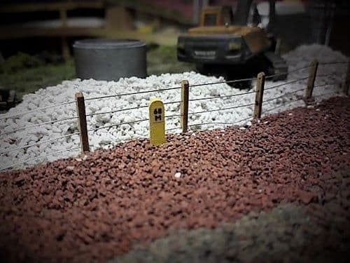 LX033-OO Mileposts, Gradient & Catch Points Signs (Pack of 29) - OO/4mm/1:76