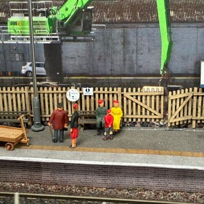 LX579-OO 4ft Platform Fencing (Straights) - OO/4mm/1:76