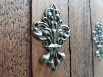 8 x Antique bronzed fleur de lys embellishments cabinet box drawer filigree C112