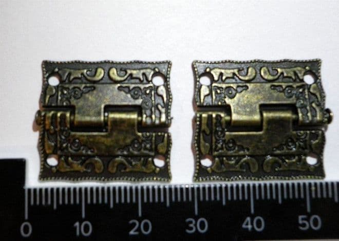 NEW Antique Hinges Box 25x23mm Dollhouse Jewelery wooden box patterned aged C012