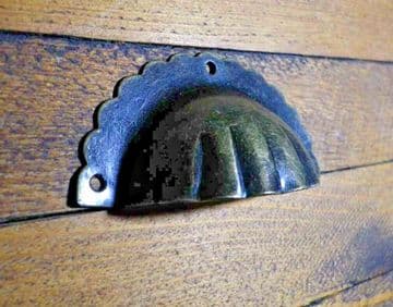 Pair of Metal Shell Drawer Pull Handles Antique Brass Finish Period Feel D002