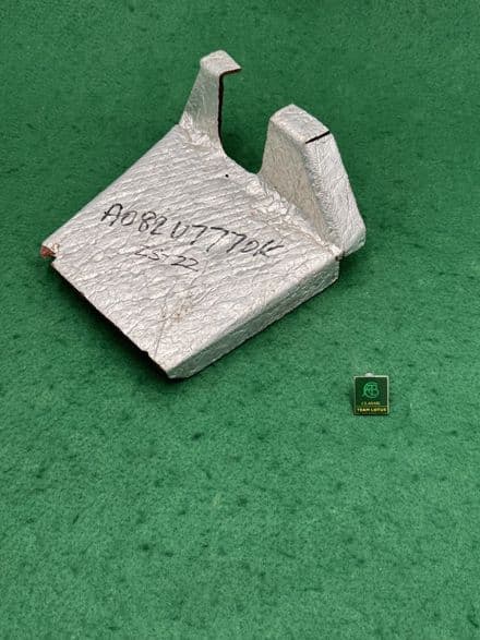 HEATSHIELD, R/H ENGINE MOUNT for V8 | 661