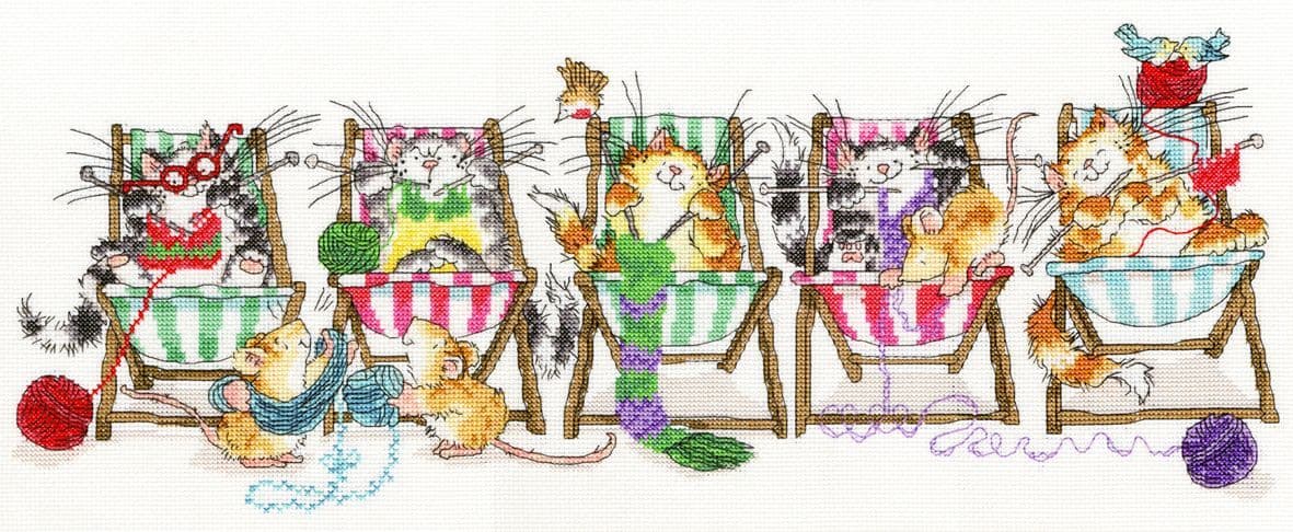Gatto della biblioteca con una pila di libri, schema moderno per punto croce, gattino ricamato, regalo