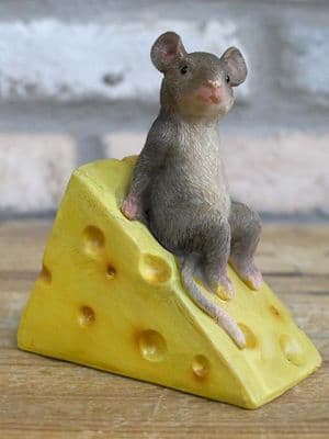 Mouse Sat On Cheese Ornament for Home Decoration - Perfect Gift for Any Occasion