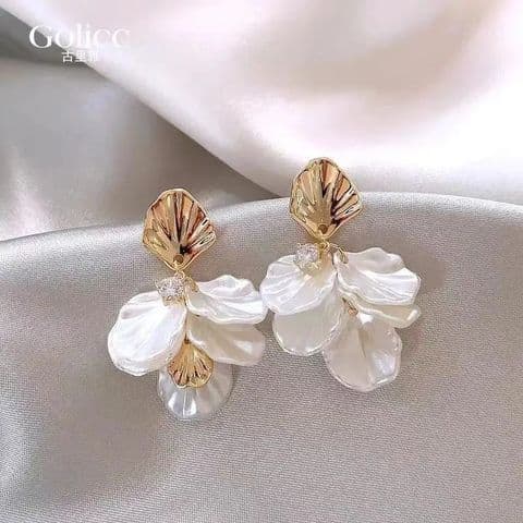 BandS - Elegant European Acrylic Floral Petal Design Statement Earrings £14.99