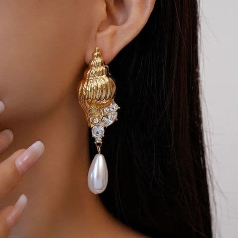 BandS - Exaggerated Fashionable Conch Pearl Earrings £14.99