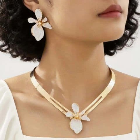 BandS - Exaggerated Flower Earrings And Necklace Set £14.99