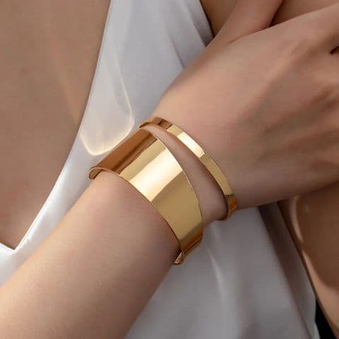 BandS - Gold Elegant solid Bangle £14.99