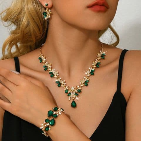 BandS - Green 3 piece necklace set £29.95
