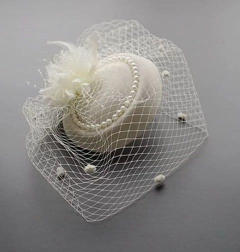 BandS - Small hat with Pearls & a Net Cover Beige