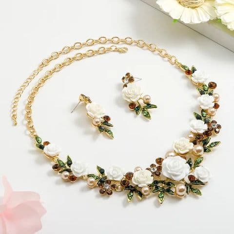 BandS - Sweet White Flower Necklace & Earrings Set £29.95
