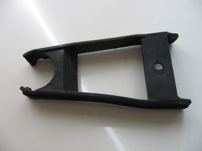 4KG-22151-00  Chain guard Rubber