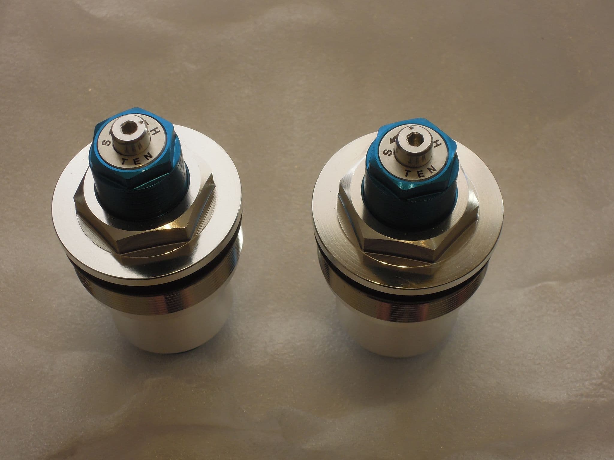 FORK ADJUSTMENT SCREW TOP - SHORT main image 1