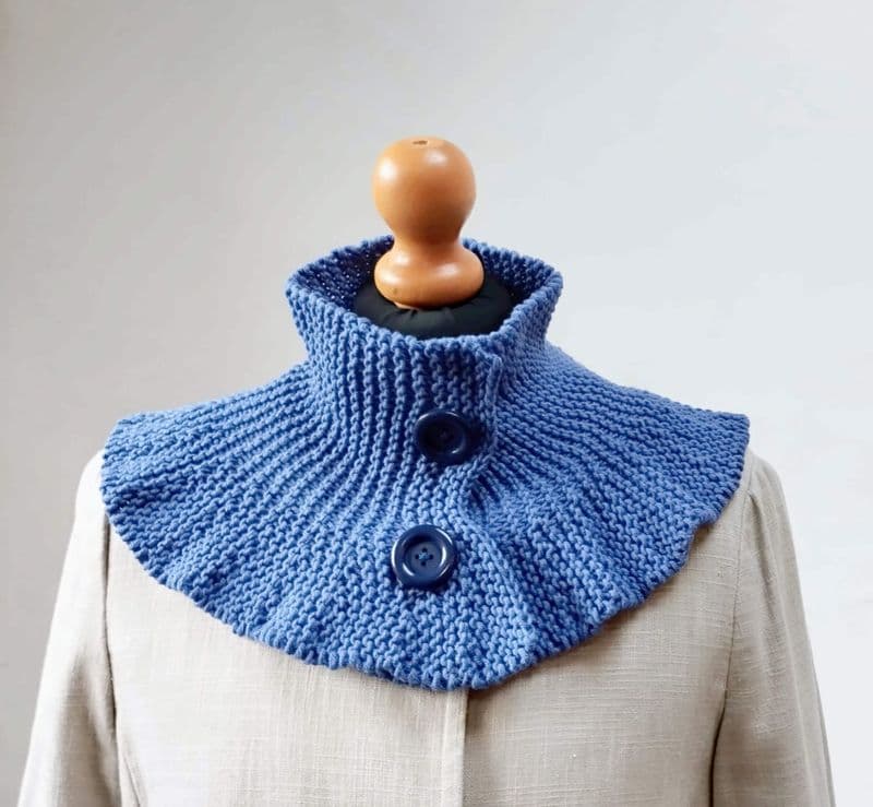 Blue ruffle edge knitted collar