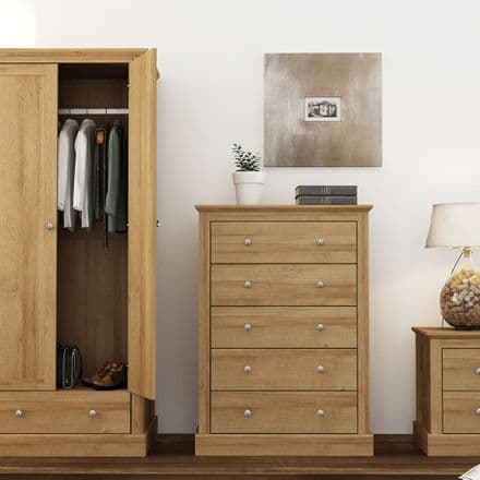 Chest of Drawers in Oak finish