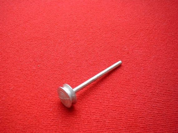 Tri-Ang Spot-On White metal hub with axle cast in one piece (Each)