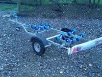 EXTREME 750kg Jet Ski / Boat Trailer 16 roller - Boat 14' -Ribs up to 5m -Dinghy to 16ft Shetland Islands Orkney Islands Caithness Sutherland Ross & Cromarty Inverness-shire Nairnshire Morayshire Banffshire Aberdeenshire Kincardineshire Angus (Forfarshire) Perthshire Argyllshire Fife Kinross-shire Clackmannanshire Stirlingshire Dunbartonshire East Lothian Midlothian West Lothian Renfrewshire Buteshire Berwickshire Selkirkshire Peebles-shire Lanarkshire Ayrshire Northumberland Roxburghshire Dumfries-shire Kirkcudbrightshire Wigtownshire Tyne & Wear Durham Cumbria North Yorkshire East Riding of Yorkshire West Yorkshire Lancashire Greater Manchester Merseyside Lincolnshire Nottinghamshire South Yorkshire Derbyshire Cheshire Flintshire Denbighshire Anglesey Caernarvonshire Rutland Leicestershire Staffordshire Shropshire Montgomeryshire Merionethshire Norfolk West Midlands Suffolk Cambridgeshire Bedfordshire Northamptonshire Warwickshire Worcestershire Herefordshire Radnorshire Cardiganshire Essex Hertfordshire Buckinghamshire Oxfordshire Gloucestershire Monmouthshire Breconshire Glamorgan Carmarthenshire Pembrokeshire Kent Greater London Surrey Berkshire Wiltshire Somerset East Sussex West Sussex Hampshire Dorset Devon Cornwall Antrim Derry / Londonderry Down Armagh Tyrone Fermanagh Launceston Plymouth Turro Penzance St Austell Exmouth Salcombe Totnes Bournemouth Southampton Cardiff Manchester Liverpool Glasgow inverness Looe Liskeard Bodmin Trailer SBS Mersea Admiral Extreme Bramber Nicholson Nugent Ifor Williams Indespension Wessex Lorries Erde Daxara
