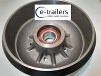 GENUINE ALKO 2051 EURO BRAKE DRUM 112 PCD 605121 1366103 - FITS BRIAN JAMES Shetland Islands Orkney Islands Caithness Sutherland Ross & Cromarty Inverness-shire Nairnshire Morayshire Banffshire Aberdeenshire Kincardineshire Angus (Forfarshire) Perthshire Argyllshire Fife Kinross-shire Clackmannanshire Stirlingshire Dunbartonshire East Lothian Midlothian West Lothian Renfrewshire Buteshire Berwickshire Selkirkshire Peebles-shire Lanarkshire Ayrshire Northumberland Roxburghshire Dumfries-shire Kirkcudbrightshire Wigtownshire Tyne & Wear Durham Cumbria North Yorkshire East Riding of Yorkshire West Yorkshire Lancashire Greater Manchester Merseyside Lincolnshire Nottinghamshire South Yorkshire Derbyshire Cheshire Flintshire Denbighshire Anglesey Caernarvonshire Rutland Leicestershire Staffordshire Shropshire Montgomeryshire Merionethshire Norfolk West Midlands Suffolk Cambridgeshire Bedfordshire Northamptonshire Warwickshire Worcestershire Herefordshire Radnorshire Cardiganshire Essex Hertfordshire Buckinghamshire Oxfordshire Gloucestershire Monmouthshire Breconshire Glamorgan Carmarthenshire Pembrokeshire Kent Greater London Surrey Berkshire Wiltshire Somerset East Sussex West Sussex Hampshire Dorset Devon Cornwall Antrim Derry / Londonderry Down Armagh Tyrone Fermanagh Launceston Plymouth Turro Penzance St Austell Exmouth Salcombe Totnes Bournemouth Southampton Cardiff Manchester Liverpool Glasgow inverness Looe Liskeard Bodmin Trailer SBS Mersea Admiral Extreme Bramber Nicholson Nugent Ifor Williams Indespension Wessex Lorries Erde Daxara Brian James Launceston Exeter Wadebridge Padstow Alko Knott Bradley Indespension Peak BPW