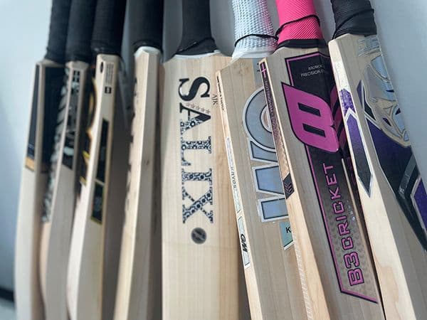 cricket bats handmade in the UK all in a row