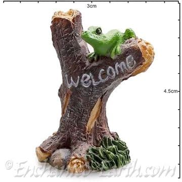 Fairy Garden Miniatures - Tiny Welcome Sign with Frog - 4.5cm