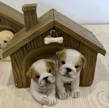 Gardeners World Miniatures - British Bull Dog Mum & Pup in Kenne l- 10.5c