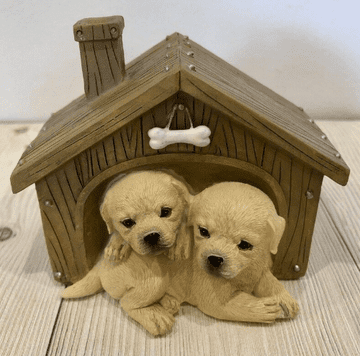 Gardeners World Miniatures - Ladrador Mum & Pup in Kennel - 10.5cm