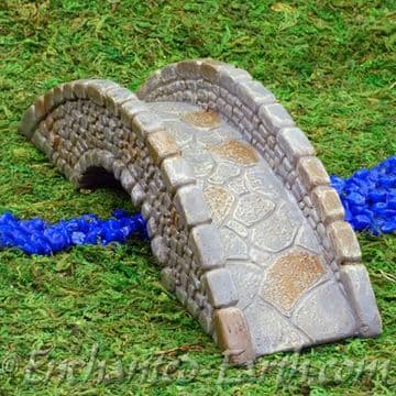 New Vivid Arts Miniature World Plus Size - Cobbled Bridge - 21cm