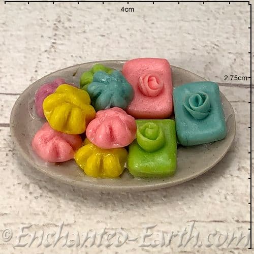 The Miniature Kitchen - Fondant Fancy's on a Plate - 4cm.