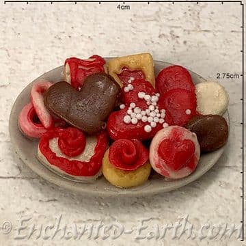 The Miniature Kitchen - Valentine Cookies on a Plate - 4cm