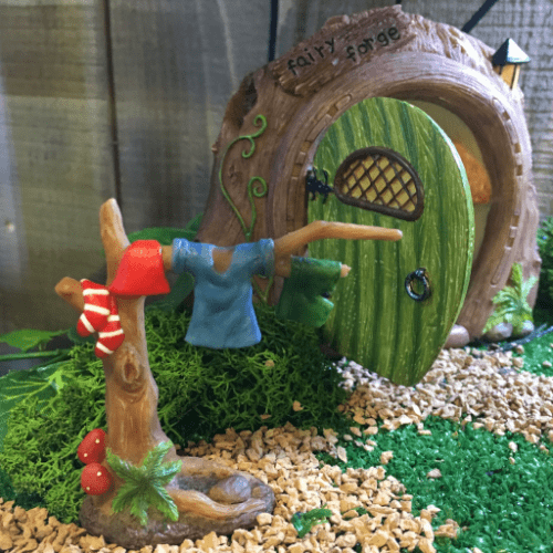 New Vivid Arts - Miniature World - Gnaughty Gnome washing line .